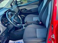 Usata Toyota Yaris Cool 69 CV (50 kW) 2018 Rosso Berlina