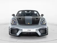 Nuova Porsche 718 Spyder 500 CV (367 kW) 2026 Grigio vanadio metallizzato/capote nera con finiture rosso carminio Cabrio