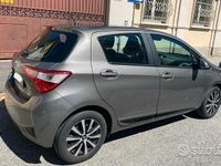 Usata Toyota Yaris Hybrid 73 CV (53 kW) 2017 Grigio Utilitaria