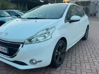Usata Peugeot 208 Allure 75 CV (55 kW) 2015 Bianco Utilitaria