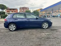 Usata VW Golf VIII Life 131 CV (96 kW) 2021 Blu/azzurro Utilitaria