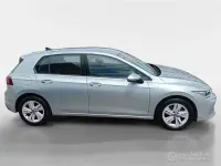 Usata VW Golf VIII Life 116 CV (85 kW) 2025 Grigio Berlina