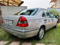 Usata Mercedes C180 122 CV (89 kW) 1997 Grigio Berlina