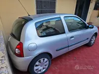 Usado Renault Clio II 75 CV (55 kW) 2007 Gris Berlina