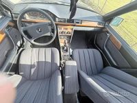 Usata Mercedes 200 122 CV (89 kW) 1989 Grigio Berlina