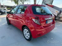 Usata Toyota Yaris 90 CV (66 kW) 2013 Rosso Utilitaria