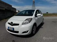 Usata Toyota Yaris Sol 69 CV (50 kW) 2011 Bianco Utilitaria