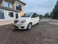 Usado Lancia Musa Gold 77 CV (56 kW) 2012 Blanco Monovolumen