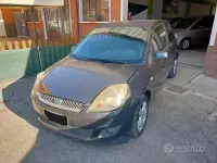 Usata Ford Fiesta Ghia 75 CV (55 kW) 2008 Grigio Utilitaria