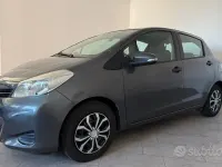 Usata Toyota Yaris Lounge 69 CV (50 kW) 2012 Grigio Utilitaria
