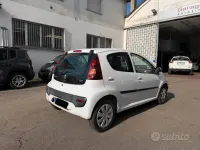 Usata Peugeot 107 Urban Move 68 CV (50 kW) 2012 Bianco Utilitaria