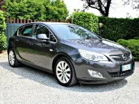 Usata Opel Astra Cosmo 100 CV (73 kW) 2012 Argento Berlina