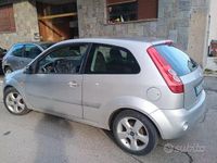 Usata Ford Fiesta 75 CV (55 kW) 2006 Grigio Utilitaria