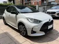 Usata Toyota Yaris Hybrid Lounge 92 CV (67 kW) 2022 Bianco Utilitaria