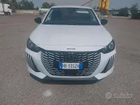 Usata Peugeot 208 Allure 101 CV (74 kW) 2026 Bianco Utilitaria