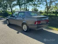 Usata Alfa Romeo 75 148 CV (108 kW) 1988 Grigio Berlina