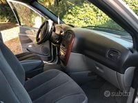Usata Chrysler Voyager 150 CV (110 kW) 2005 Grigio Monovolume