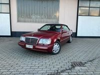 Usado Mercedes E200 136 CV (100 kW) 1994 Púrpura Descapotable