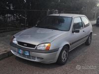 Usata Ford Fiesta 75 CV (55 kW) 2001 Grigio Utilitaria