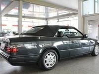 Usata Mercedes E300 Sportline 220 CV (161 kW) 1996 Nero Cabrio