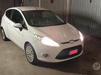 Usata Ford Fiesta Titanium 82 CV (60 kW) 2009 Bianco Utilitaria