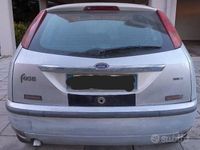 Begagnad Ford Focus Ghia 116 HK (85 kW) 2003 Grå Sedan