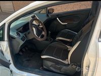 Usata Ford Fiesta 70 CV (51 kW) 2011 Bianco Berlina