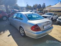 Usata Mercedes E270 Avantgarde 176 CV (129 kW) 2003 Grigio Berlina