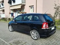 Usata Opel Zafira 125 CV (91 kW) 2011 Nero Monovolume