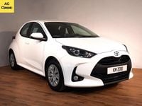 Usata Toyota Yaris Hybrid Active 92 CV (67 kW) 2022 Bianco Berlina