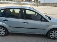 Usata Ford Fiesta Ghia 69 CV (50 kW) 2004 Grigio Utilitaria