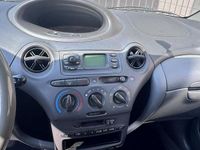 Usata Toyota Yaris 68 CV (50 kW) 2001 Nero Berlina