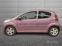 Usata Peugeot 107 Urban Move 68 CV (50 kW) 2012 Rosso Utilitaria