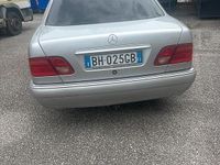 Usata Mercedes E200 136 CV (100 kW) 1999 Grigio Berlina