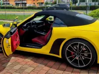 Usata Porsche 992 450 CV (330 kW) 2021 Giallo Cabrio