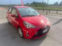 Usata Toyota Yaris Hybrid Cool 73 CV (53 kW) 2018 Rosso Berlina