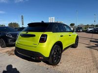 Nuova Fiat 600 Sport 136 CV (100 kW) 2026 Verde acido con tetto nero SUV