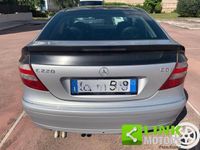 Usata Mercedes C220 Avantgarde 150 CV (110 kW) 2004 Argento metallizzato Berlina