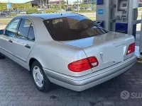 Usata Mercedes E200 136 CV (100 kW) 1996 Grigio Berlina
