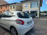 Usata Peugeot 208 Active 68 CV (50 kW) 2014 Bianco Utilitaria