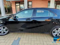 Usata Mercedes A180 109 CV (80 kW) 2017 Nero profondo Utilitaria