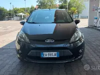 Usata Ford Fiesta Titanium 82 CV (60 kW) 2010 Blu Berlina