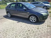 Usado Ford Focus 90 HP (66 kW) 2006 Cinzento Sedan