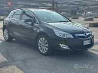 Usata Opel Astra Cosmo 110 CV (80 kW) 2011 Nero Berlina