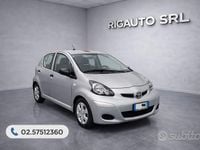 Usata Toyota Aygo Sol 68 CV (50 kW) 2010 Grigio Utilitaria