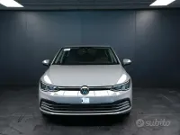 Usata VW Golf VIII Life 116 CV (85 kW) 2024 Grigio pastello Berlina