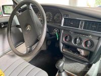 Usata Mercedes 190 122 CV (89 kW) 1984 Grigio Berlina