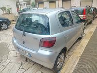 Usata Toyota Yaris 68 CV (50 kW) 2001 Grigio Berlina