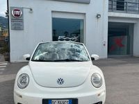 Usata VW New Beetle 105 CV (77 kW) 2004 Bianco Utilitaria