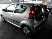 Usata Peugeot 107 68 CV (50 kW) 2010 Argento Utilitaria